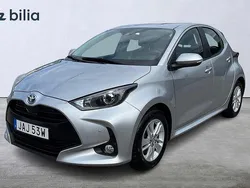 Silver Begagnad 2023 Toyota Yaris Hybrid Active Halvkombi | 234 900 kr (Marknadspris)