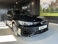 Svart (grenadilla black metallic) Ny 2025 VW Passat R-line Kombi | 556 400 kr (Marknadspris)