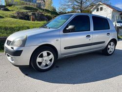 Grå metallic Begagnad 2006 Renault Clio R.S. Halvkombi | 18 000 kr (Marknadspris)