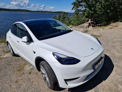 Vit Begagnad 2023 Tesla Model Y Standard Range SUV | 375 000 kr