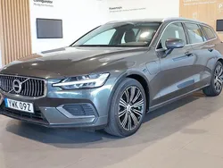 Mörkgrå Begagnad 2021 Volvo V60 Momentum Kombi | 298 800 kr (Marknadspris)