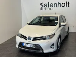 Vit Begagnad 2013 Toyota Auris Hybrid Executive Halvkombi | 109 900 kr (Marknadspris)