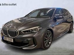 Grå Begagnad 2021 BMW 118 Halvkombi | 244 900 kr (Marknadspris)