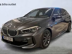 Grå Begagnad 2021 BMW 118 Halvkombi | 249 900 kr (Marknadspris)