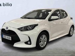 Vit Begagnad 2022 Toyota Yaris Hybrid Halvkombi | 204 900 kr (Marknadspris)