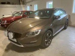 Brun Begagnad 2015 Volvo V60 CC Summum Kombi | 234 998 kr (Marknadspris)