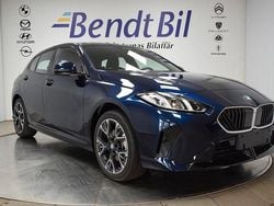 Tanzanite blå metallic Ny 2025 BMW 120 M Sport Halvkombi | 409 500 kr