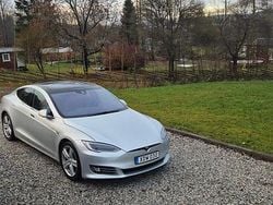Silvermetallic Begagnad 2016 Tesla Model S Halvkombi | 250 000 kr (Dyr)