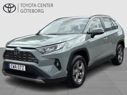 Grön Begagnad 2022 Toyota RAV4 Hybrid Active SUV | 369 900 kr (Bra pris)