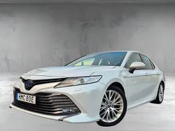 Vit Begagnad 2019 Toyota Camry Hybrid Executive Sedan | 159 900 kr