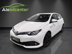Vit Begagnad 2017 Toyota Auris Hybrid Active Halvkombi | 129 900 kr (Bra pris)