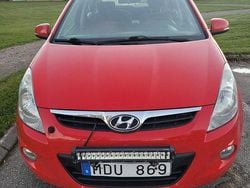 Röd Begagnad 2012 Hyundai i20 Premium Halvkombi | 49 000 kr (Marknadspris)