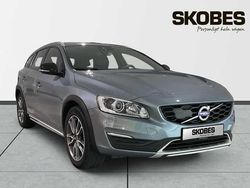 Ljusblå (blå) Begagnad 2017 Volvo V60 CC Summum Kombi | 240 000 kr (Marknadspris)