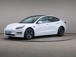 Vit Begagnad 2022 Tesla Model 3 Standard Range Sedan | 299 000 kr (Bra pris)