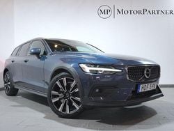 Mörkblå Begagnad 2021 Volvo V60 CC Kombi | 229 900 kr (Marknadspris)