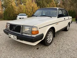 Vit Begagnad 1987 Volvo 240 Sedan | 67 500 kr