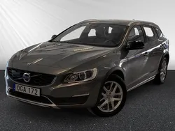 Grå Begagnad 2016 Volvo V60 CC Summum Kombi | 229 800 kr (Marknadspris)