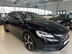 Svart Begagnad 2017 Volvo V40 Inscription Kombi | 116 900 kr (Marknadspris)
