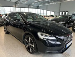 Svart Begagnad 2017 Volvo V40 Inscription Kombi | 116 900 kr (Marknadspris)