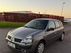 Grå Begagnad 2003 Renault Clio II Expression Halvkombi | 25 000 kr (Marknadspris)