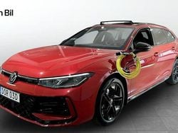 Röd (chili red metallic) Ny 2025 VW Passat R-line Kombi | 571 800 kr (Marknadspris)