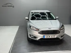 Grå Begagnad 2016 Ford Focus Titanium Kombi | 89 900 kr (Marknadspris)