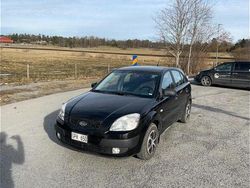Svart Begagnad 2008 Kia Rio 4 Halvkombi | 30 000 kr (Marknadspris)