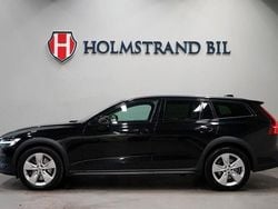 Svart Begagnad 2023 Volvo V60 CC Core Kombi | 349 800 kr (Marknadspris)
