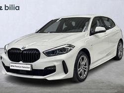 Vit Begagnad 2022 BMW 118 M Sport Halvkombi | 289 900 kr (Dyr)