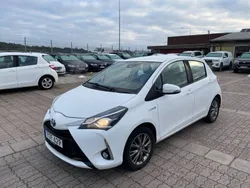 Vit Begagnad 2017 Toyota Yaris Hybrid Active Halvkombi | 129 900 kr (Lite dyr)