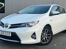 Vit Begagnad 2015 Toyota Auris Hybrid Halvkombi | 159 900 kr