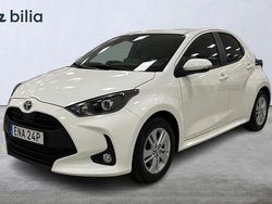 Vit Begagnad 2023 Toyota Yaris Hybrid Active Halvkombi | 234 900 kr (Marknadspris)