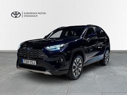 Mörkblå (blåmetallic) Begagnad 2024 Toyota RAV4 Hybrid Executive SUV | 464 900 kr (Marknadspris)