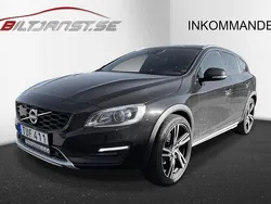 Svart Begagnad 2018 Volvo V60 CC Summum Kombi | 249 900 kr (Bra pris)