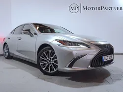Ljusgrå (grå) Begagnad 2021 Lexus ES300H Executive Line Sedan | 369 900 kr (Marknadspris)