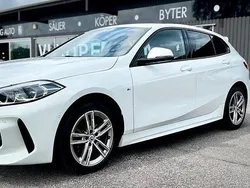 Vit Begagnad 2022 BMW 118 M Sport Halvkombi | 304 900 kr (Dyr)