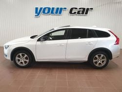 Vit (vit pärlemometallic) Begagnad 2016 Volvo V60 CC Summum Kombi | 129 000 kr (Dyr)