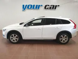 Vit (vit pärlemometallic) Begagnad 2016 Volvo V60 CC Summum Kombi | 129 000 kr (Dyr)