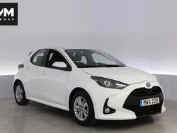 Vit Begagnad 2023 Toyota Yaris Hybrid Active Halvkombi | 229 900 kr (Marknadspris)
