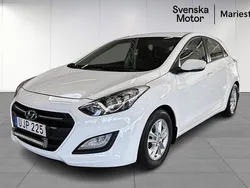 Vit Begagnad 2015 Hyundai i30 Comfort Halvkombi | 92 200 kr (Marknadspris)