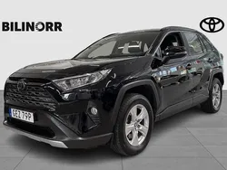 Svart Begagnad 2020 Toyota RAV4 Hybrid Active SUV | 349 900 kr (Marknadspris)