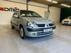 Ljusgrå (grå) Begagnad 2001 Renault Clio II Expression Halvkombi | 14 500 kr (Marknadspris)