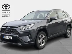 Mörkgrå Begagnad 2022 Toyota RAV4 Hybrid Active SUV | 359 900 kr (Bra pris)