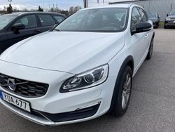 Vit Begagnad 2018 Volvo V60 CC Momentum Kombi | 185 000 kr (Marknadspris)