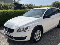 Vit Begagnad 2017 Volvo V60 CC Momentum Kombi | 135 000 kr (Marknadspris)