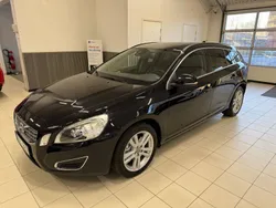 Svart (svartmetallick) Begagnad 2013 Volvo V60 Momentum Kombi | 125 000 kr (Marknadspris)