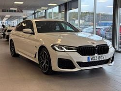 Vit Begagnad 2023 BMW 530e M Sport Sedan | 439 900 kr (Marknadspris)