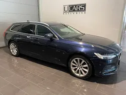 Mörkblå (blå metallic ) Begagnad 2018 Volvo V90 Momentum Kombi | 234 500 kr (Lite dyr)