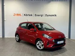 Röd Begagnad 2021 Hyundai i10 Essential Halvkombi | 124 900 kr (Marknadspris)