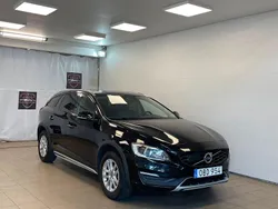 Svart Begagnad 2017 Volvo V60 CC Momentum Kombi | 119 900 kr (Marknadspris)